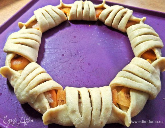 Теперь проделать такой фокус: острый уголок треугольника закинуть на начинку и заправить под низ. Разрезы окажутся сверху. 