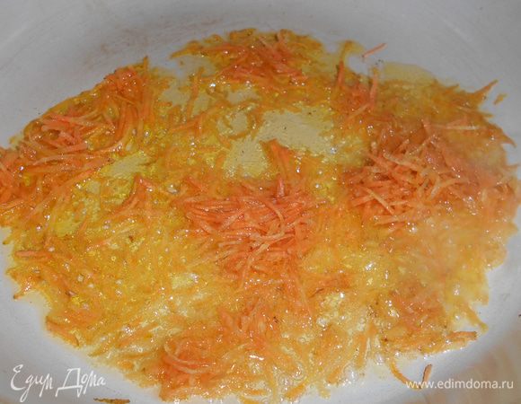 Одну морковь трем на мелкой терке и обжариваем на растительном масле до мягкости.