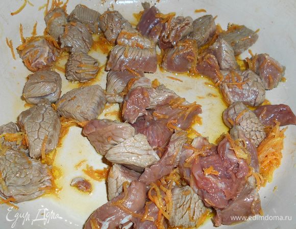 Мясо говядины нарезать кусочками и обжарить с морковью до исчезновения темно-красного цвета.