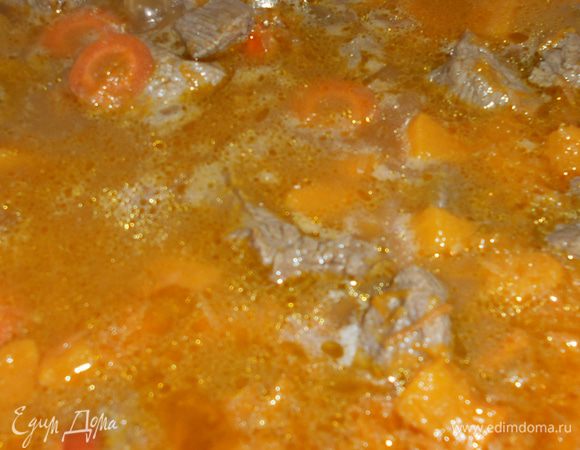 Выставляем режим тушения и тушим гуляш в течение полутора часов. Вот такой золотистый он в начале тушения.