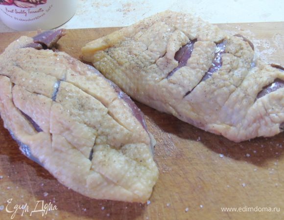 Утиные грудки надрежьте крест на крест со стороны шкурки, посолите и поперчите. Оставьте мариноваться на 15 минут.