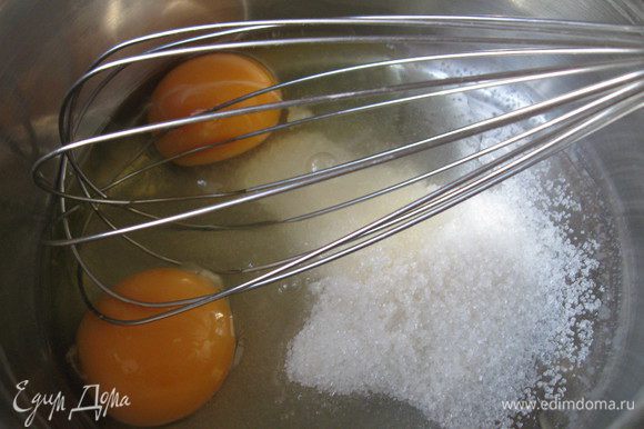 Приготовить бискит. Яйца и сахар взбить до пены на теплой водяной бане, потом налить в кастрюлю холодную воду, поставить в нее кастрюльку с яичной смесью.