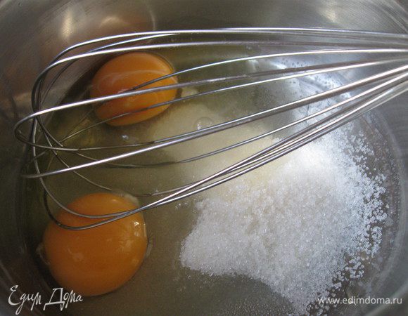 Приготовить бискит. Яйца и сахар взбить до пены на теплой водяной бане, потом налить в кастрюлю холодную воду, поставить в нее кастрюльку с яичной смесью.   