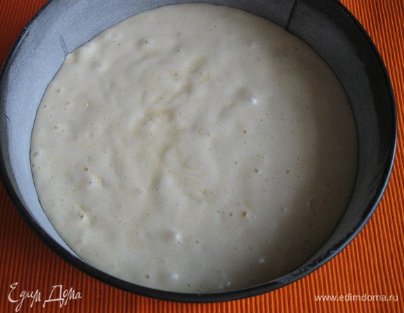 Духовку разогреть до 180°С. Выпекать в форме 26 см диаметром, смазанной маслом и присыпанной мукой, 25 минут. 

