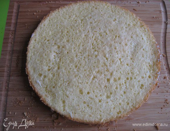 Вынуть из духовки, дать остыть до теплого состояния, аккуратно вынуть из формы, помогая ножом отделить бисквит от бортов формы.