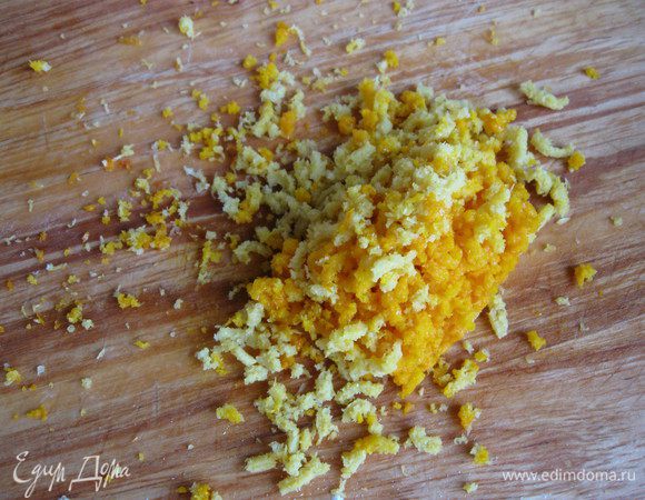 Снять цедру лимона и апельсина с помощью мелкой терки.  