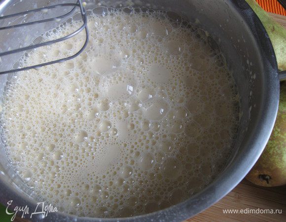 Для начинки в сливки добавить соль, перемешать. Половину смеси отставить в сторону. Другую половину вместе со сливочным маслом и сахаром довести до кипения. 
Порошок ванильного пудинга, ванилин и яйца ввести в оставшуюся холодную смесь. Перемешать.

