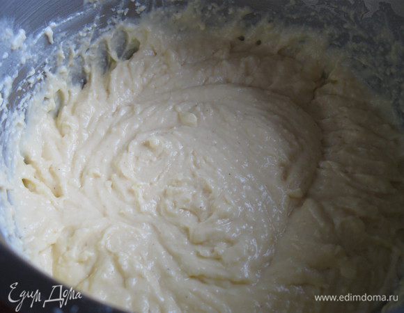 Потом холодную смесь ввести в горячую, находящуюся на небольшом огне, постоянно помешивать до тех пор, пока не образуется густой крем. Тут же снять с огня и вылить в холодную миску.