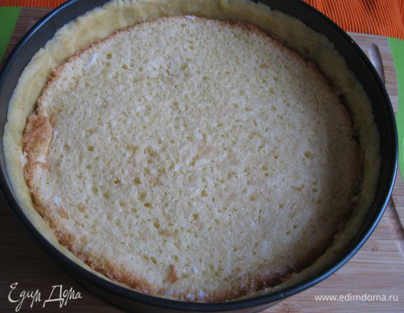 На песочное тесто положить бисквит.