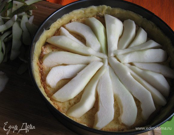 Груши (у меня здесь груши сорта Конференс) почистить, разделить на четвертинки, можно дольки сделать еще тоньше. Дольки груш выложить по кругу на бисквит.