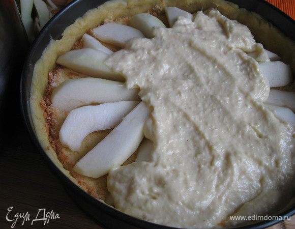 Начать покрывать кремом груши. Крем не должен выступать за пределы бортиков из песочного теста. 