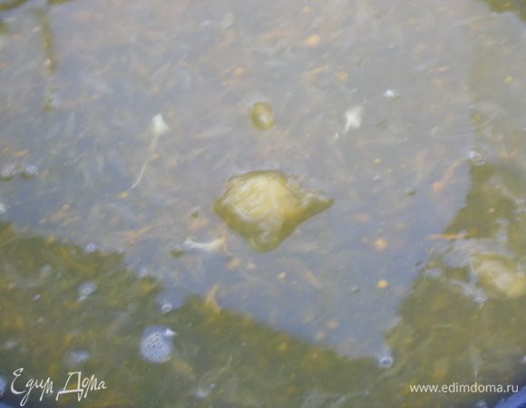 Выжимаем с апельсинf сок и натираем цедру. Со сковороды? где обжаривали грудки, слить жир и возвращаем на огонь. Выливаем в сковороду сок с цедрой.