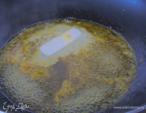 Добавляем бальзамик, сливочное масло, мед, корицу и смесь перцев. Солим слегка (по вкусу).