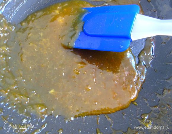 Помешивая даем закипеть и даем выпариться примерно наполовину, до загустения. Это займет примерно минут 10.