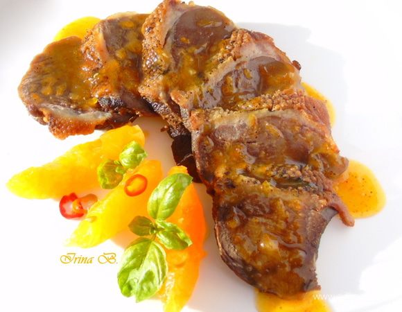 Разрезаем грудку и поливаем соусом. Сразу же подаем. Приятного аппетита!!!