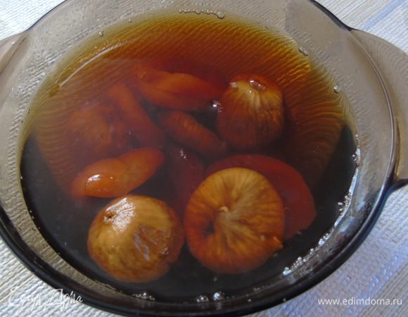 Завариваем чай и заливаем курагу с инжиром. Оставляем примерно на 1 час, время зависит от сухости инжира.