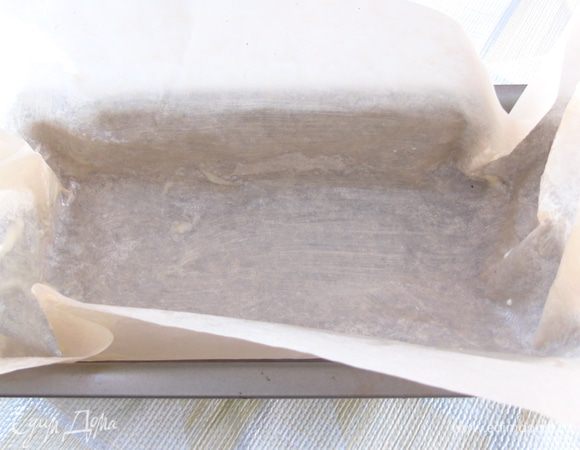 Форму застилаем пергаментом и смазываем сливочным маслом.