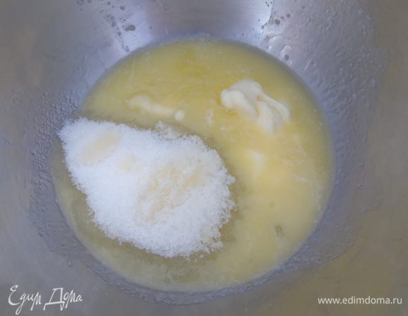 Масло растапливаем и всыпаем сахар. Взбиваем.