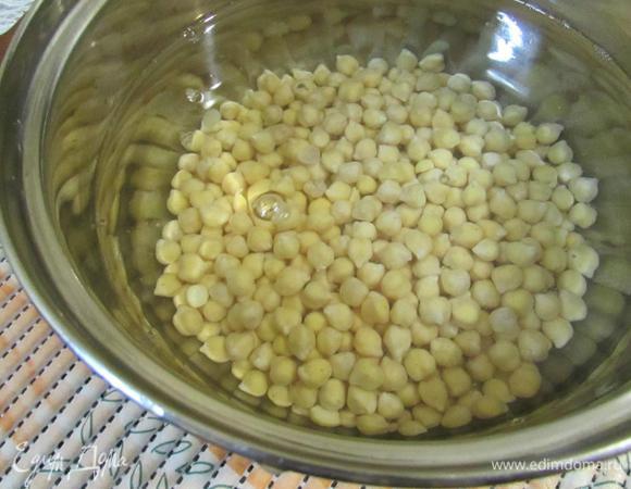 Замочить нут на несколько часов, можно на ночь. Затем воду слить, налить чистой. Поставить на огонь и варить до готовности. Воду слить.