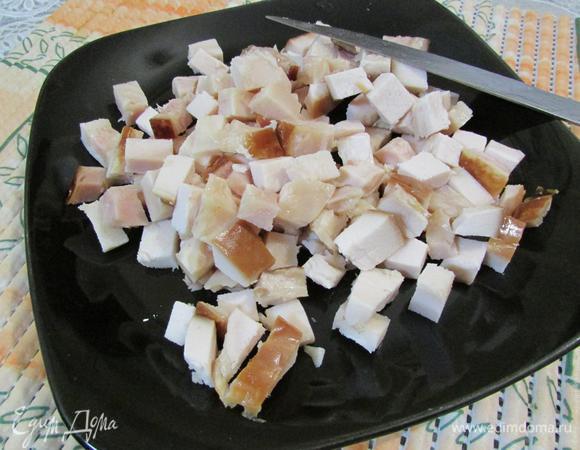 Ветчину (можно бекон, колбасу, у меня остатки копченого гуся) порезать кубиком.