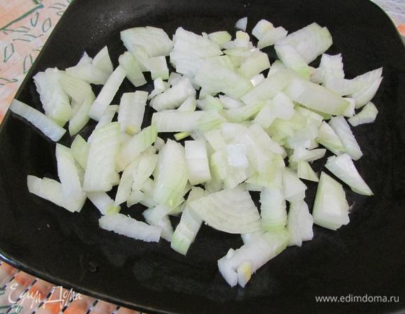 Репчатый лук почистить и мелко нарезать.