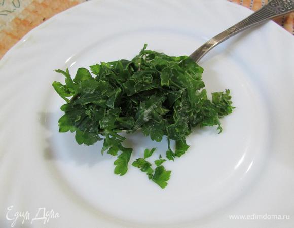 Зелень петрушки мелко нарубить (у меня замороженная).