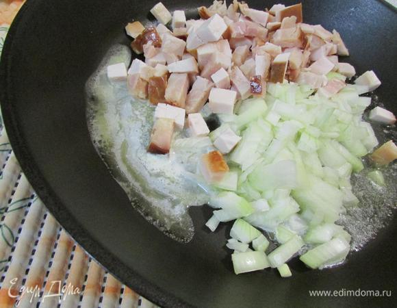 На сковороде растопить сливочное масло, добавить 2 ст. л. растительного. Выложить на сковороду ветчину и лук. Обжаривать до прозрачности лука.