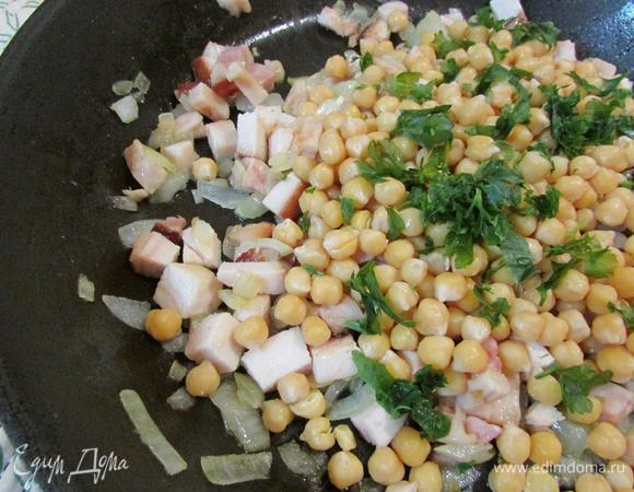 Добавить нут и зелень. Посолить, поперчить, хорошо перемешать и дать прогреться еще несколько минут. Массу снять с огня и дать остыть. Затем вбить яйца, вновь перемешать.
