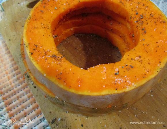 Этим временем нарезать тыкву кольцами, толщиной 1,5 — 2 см. Тыкву посолить и поперчить с обеих сторон.