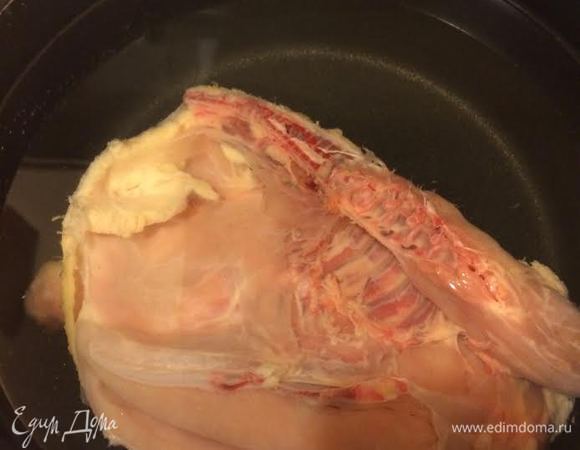 В этот раз я готовила полпорции (из половины курицы). Курицу вымыть, залить водой и отварить до полуготовности (30 — 40 мин.).