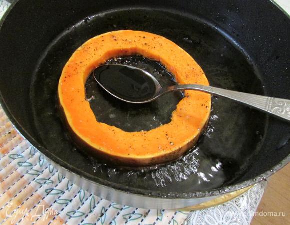 Разогреть оставшееся масло и обжарить тыкву с обеих сторон. Во время жарки добавить бальзамический уксус.