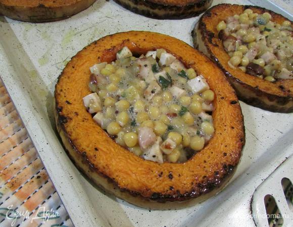 Обжаренную тыкву выложить на противень, смазанный слегка растительным маслом. В центр каждого кольца выложить начинку. Противень отправить в разогретую духовку (180°С), запекать 15 минут. Армушик готовила в сковороде, прикрыв ее крышкой, до готовности яиц.