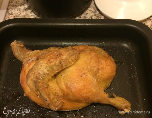 Курицу достать из бульона и обжарить на сковороде или в духовке.