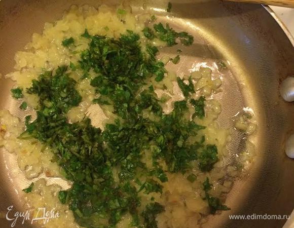 Лук и кинзу потушить на курином бульоне.