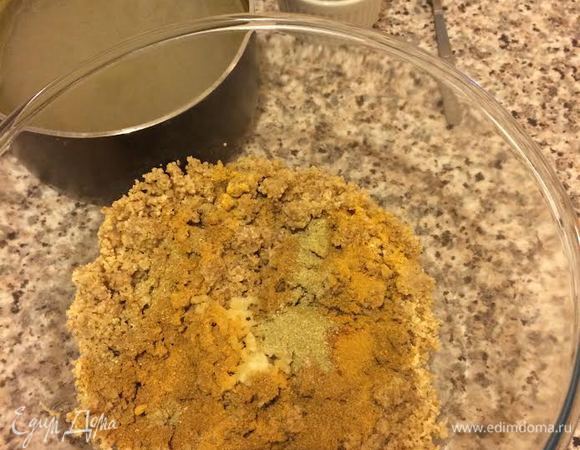 В орехи добавить соль, чеснок, специи (кориандр, уцхо-сунели, красный перец, имеретинский шафран) и начать все месить (рукой!!!) 5 минут.