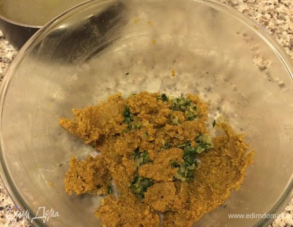 Затем добавить лук и кинзу и месить еще 5 минут.