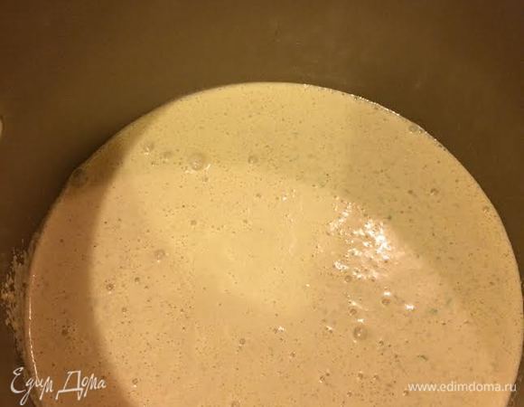 Переливаем ее в кастрюлю и на медленном огне, помешивая, доводим до кипения.