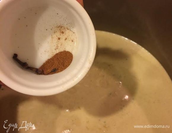 Когда закипит, добавляем специи (корица и гвоздика) и соль.