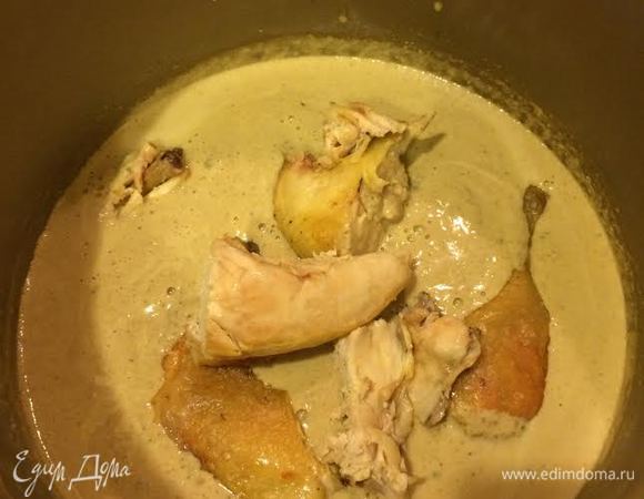 Затем — курицу, аккуратно перемешиваем, даем постоять на медленном огне 5 — 6 минут и снимаем с огня.
