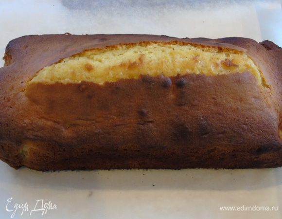 Духовку разогреваем до 230°С, ставим кекс, через 5 минут уменьшаем температуру до 170°С и печем 35 — 40 минут до готовности.