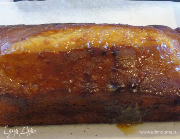 Остужаем на решетке и для красоты присыпаем сахарной пудрой. А я смазала апельсиновым джемом. Заворачиваем в пергамент и выдерживаем 1 — 2 дня. Но если уж очень хочется, то можно и сразу съесть.