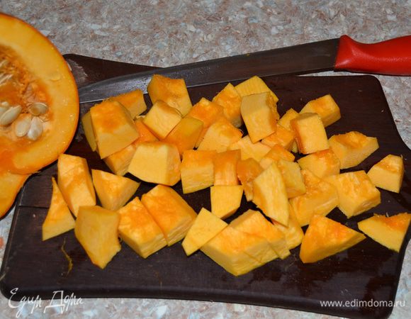 Тыкву очистить и нарезать на кубики. 