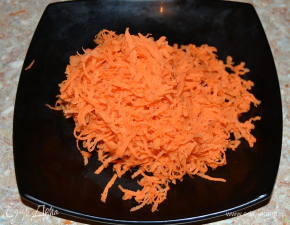 Морковь натереть на мелкой терке. 