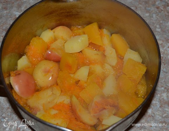 Сложить все овощи и фрукты в кастрюлю, залить водой, чтобы покрывала содержимое, посолить и варить в течение 20 минут.