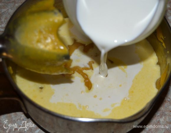 Влить сливки, размешать все до однородной массы и вскипятить.  