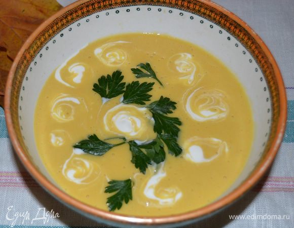 При подаче украсить листиками петрушки. Суп можно подать как без сметаны, так и с ней — кто как любит. 