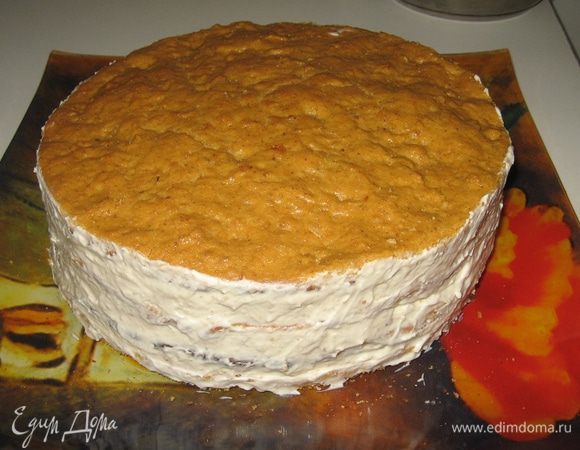 Также кремом промазываем бока торта и посыпаем дроблеными орехами.