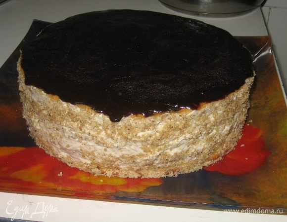 Варим шоколадную глазурь для покрытия торта. У каждого есть свой любимый рецепт глазури. В моей книге сказано смешать молоко, сахар и какао, проварить до загустения и добавить масло. Глазурью заливаем сверху торт и отправляем в холодильник. И будьте уверены: завтра вечером ваши домочадцы будут в восторге от мягкого, с легкой сметанной кислинкой торта!