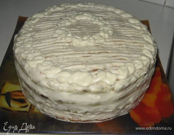 А это тот же «Мишка», только в белом новогоднем одеянии. Настроение было снежное, потому решила оформить так (для верхней этой змейки просто отложила несколько ложек крема еще до смешивания с орехами).
Всем удачи и приятного аппетита!