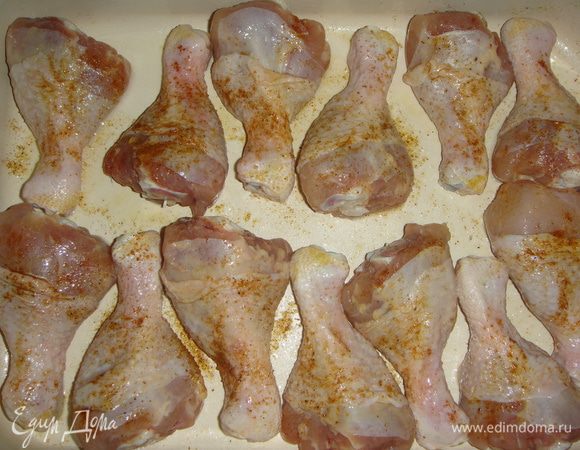 Форму для запекания смазать подсолнечным маслом. Голень обмазать подсолнечным маслом, посолить, поперчить и посыпать приправой для курицы. Выложить в форму. Запекать при температуре 190°С около 1 часа до золотистой корочки.